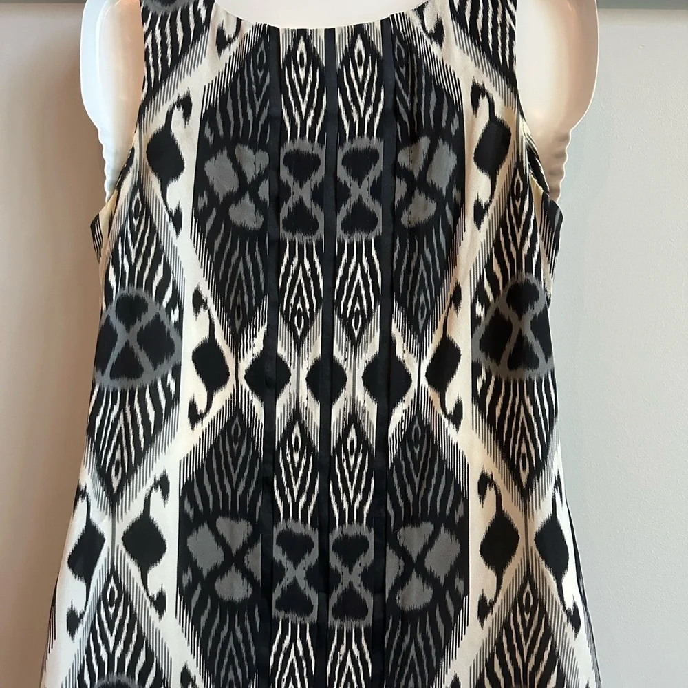 Tory Burch sleeveless blouse 100% silk Size 2